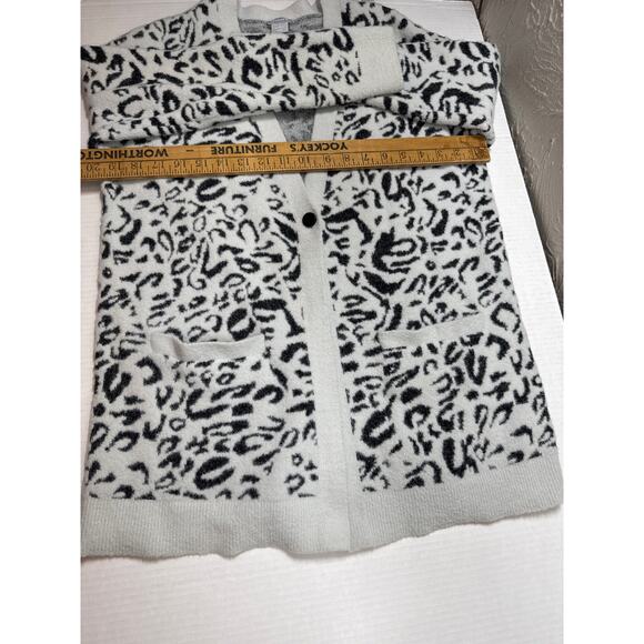 Chico's Snow Leopard Print Cardigan Pockets Fuzzy Knit Sweater Size 1/Medium - Picture 6 of 6